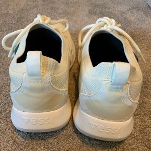 VESSI WOMEN’S EVERYDAY MOVE SHOES